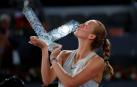 Kvitova se lleva una dura final con Bertens y hace triplete en Madrid