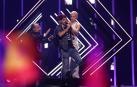 Un espontáneo le quita el micrófono a la cantante de Reino Unido