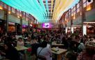 Jóvenes y familias se reunieron en el centro comercial de Itaroa para seguir la gala de Eurovisión.