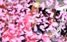Yates logra su segunda etapa en Osimo y refuerza la maglia rosa