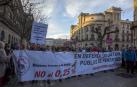 Jóvenes y mayores salen a la calle en Pamplona bajo la lluvia