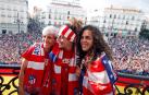 Jugadores y jugadoras del Atlético de Madrid celebraron la Europa League y el título liguero este viernes 18 de mayo por las calles de la ciudad.