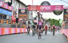 Viviani hace triplete y  Yates mantiene la maglia rosa
