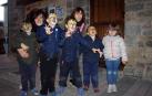 Con el tradicional reparto de chorizo y vino y el encendido de una gran hoguera, los vecinos de Aoiz celebraron la víspera de la fiesta de San Isidro. La música de las gaitas y trikitixas locales amenizó esta jornada, preludio del día grande, en el que se baila la tradicional Jota del Chocolate.