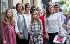 Doña Sofía comparte con la Reina y sus cuatro nietas una tarde de teatro