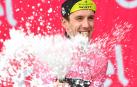 Yates desafía con la maglia rosa el reloj de Dumoulin