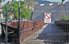 La pasarela peatonal  de Labrit lleva cerrada desde el pasado 5 de julio y el próximo 19 de septiembre se cubrirá con una malla metálica.