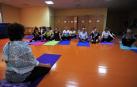 Casi un centenar de personas acude a las clases de yoga que organiza la Asociación San Sebastián en diferentes tandas martes y jueves