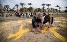 Los independentistas ocupan la playa de Mataró con cruces amarillas