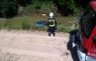 Un conductor fue rescatado por Bomberos de Navarra y Policía Foral tras caer con su vehículo al río Cidacos en Tafalla.