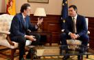 El presidente del PP y del Gobierno en funciones, Mariano Rajoy (i), y el secretario general del PSOE, Pedro Sánchez, se han reunido este mediodía en el Congreso.