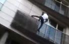 Spiderman en París: un inmigrante salva a un niño que colgaba de un balcón