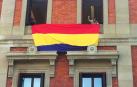 I-E despliega una bandera republicana en el Parlamento foral