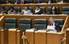 El lehendakari, Íñigo Urkullu, revisa unos papeles al comienzo del primer pleno del año en el Parlamento Vasco.