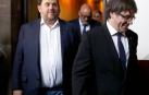 Puigdemont y Junqueras entran al Parlament tras la reunión.