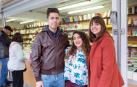 La plaza del Castillo acoge un año más la feria del libro de Pamplona, que ha alcanzado la edición número diecisiete. Desde el 25 de mayo y hasta mañana, domingo 3 de junio, las librerías han sacado a la calle sus propuestas de lectura, entre las que abundaban las últimas novedades literarias. Además, en una carpa aneja a la feria se han realizado presentaciones de libros, conferencias y mesas redondas.