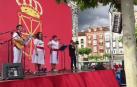 Un grupo de Cortes está recibiendo con jotas a los manifestantes que van llegando a la Plaza del Castillo.