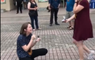 El vídeo viral de una pareja que coincide al pedirse matrimonio