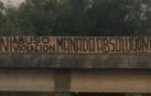 Retiran una pancarta de un puente de Sevilla que pedía la absolución de 'La Manada'