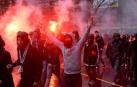 a Ertzaintza ha detenido a tres hinchas del Olympique de Marsella por protagonizar los incidentes en el interior del campo de fútbol de San Mamés en los que han resultado heridos dos vigilantes jurados, uno de ellos en el cuello tras ser atacado con un arma blanca