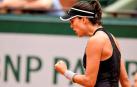 Muguruza arrolla a Sharapova y peleará con Halep por la final de París