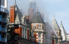 Cerca de 100 bomberos trabajan en un incendio en un hotel de lujo en Londres