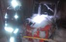 Han aparecido varias pintadas y se ha incendiado una máquina elevadora utilizada para transportar las piezas del vallado