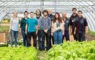 Una huerta en el campus de la UPNA abastece al comedor social París 365