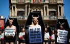 Antitaurinos participan en "encierro f&uacute;nebre" en Pamplona contra las corridas