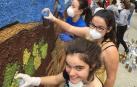 Ciclos de cine en inglés, partidos de fútbol o baloncesto con profesores, talleres de igualdad de género o de grafitis, excursiones o salidas culturales... Colegios e institutos han preparado durante una semana actividades para los aprobados
