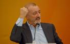 Pérez-Reverte dice que escribir le ayudar a "digerir" la vida
