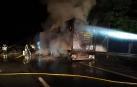 Ileso tras salirse de la vía y arder su camión frigorífico en la A-15 en Arazuri