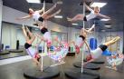 La giganta Braulia practica 'pole fitness' en Estella por la campaña 'San Fermín Sí'