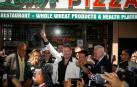 Brooklyn homenajea a Travolta contagiada de la 'Fiebre del sábado noche'