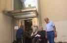 Vecinos de Lizarra recogen firmas hartos de la situación del ascensor