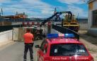 El conductor de un camión no respeta el límite de altura de un puente y vuelca en Caparroso