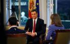 El presidente del Gobierno, Pedro Sánchez (c), acompañado por los presentadores Ana Blanco (d) y Sergio Martín, al comienzo de la entrevista que concede a TVE