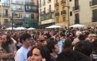 La plaza Consistorial y las calles adyacentes se han llenado de una multitud que ha protestado por la puesta en libertad de los cinco miembros de 'La Manada'