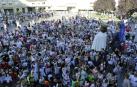 El centro de la plaza Mutiloa se llenó de un público que aplaudió los cohetes y esperó para recoger los objetos lanzados desde la casa Consistorial.