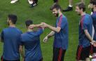 Piqué es homenajeado por sus cien partidos con la selección