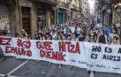 La plaza Consistorial y las calles adyacentes se han llenado de una multitud que ha protestado por la puesta en libertad de los cinco miembros de 'La Manada'