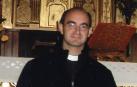 Un sacerdote alegre y entregado a sus feligreses