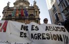 La plaza Consistorial y las calles adyacentes se han llenado de una multitud que ha protestado por la puesta en libertad de los cinco miembros de 'La Manada'