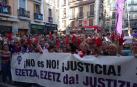 Miles de personas han abarrotado la plaza Consistorial, donde se han vuelto a escuchar gritos al unísono de "no queremos violadores en la calle", "sola, borracha, quiero llegar a casa", "si tocan a una, nos tocan a todas", "escucha, hermana, esta es tu manada", "esta justicia es una mierda" o "no es abuso, es violación".