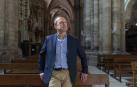 El novelista Carlos Aurensanz posa en el interior de la Catedral de Tudela, uno de los escenarios principales de su última novela 'El rey tahúr'.