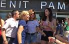 Decenas de fans han esperado a que los 16 cantantes dejaran el hotel Zenit
