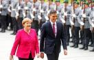 Merkel recibe a Sánchez con honores militares a su llegada a Berlín