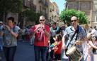 Las fiestas de San Juan, en Cintruénigo, tienen un protagonista indiscutible: Chapalangarra. Este muñeco, que simboliza al mal, reunió a los vecinos en la plaza de los Fueros a mediodía del sábado 23 de junio. Tal y como manda la tradición Chapalangarra fue colgado y volteado para, ya por la noche y tras un nuevo volteo, terminar su breve existencia en las llamas de las hogueras típicas de la noche de San Juan.