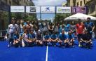 Más de trescientas personas han participado en la cuarta edición del Torneo Pádel ANA, que este año ha tenido como slogan “Tengo Autismo, ¡sonríeme!” y que tiene como objetivo sensibilizar a la sociedad sobre este síndrome. Organizado en colaboración con el Ayuntamiento de Pamplona, cuenta con el patrocinio de Fundación La Caixa, Intor, Bodega Inurrieta, Bodega Señorío de Sarria, Bodegas Olimpia, Conservas Pedro Luis y Lady Moustache. El torneo celebró sus primeras fases en el Club Arena Entrena Pádel y los partidos finales en la pista instalada en la avenida de Carlos III, junto al monumento al Encierro. Un espectáculo deportivo y solidario que va cada año a más.