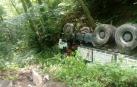 Imágenes del rescate de los bomberos a un camionero cuyo vehículo volcó en una pista en Valcarlos.